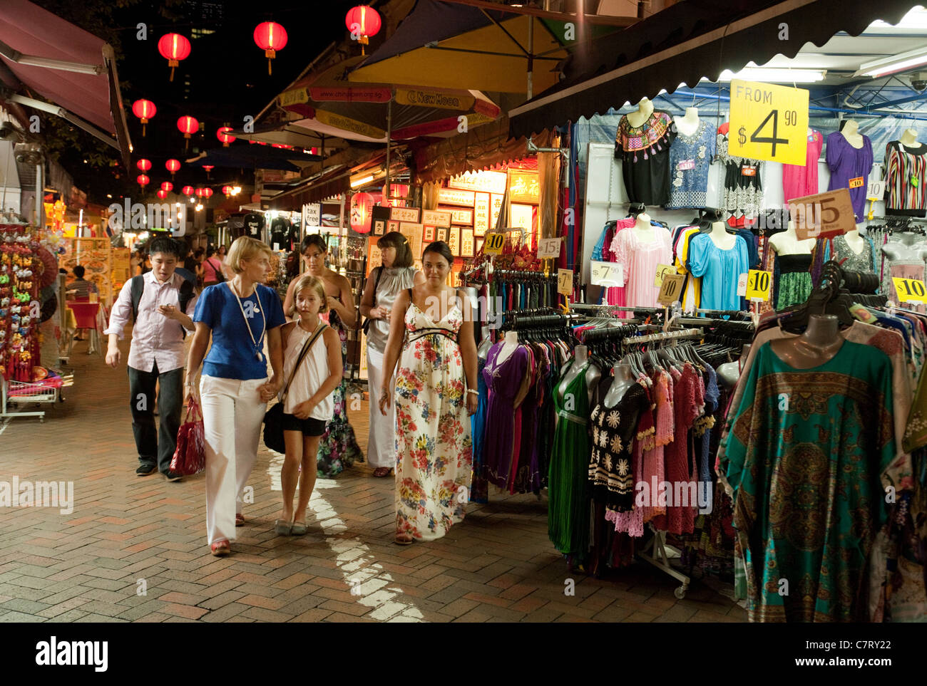Les touristes de l'ouest de nuit shopping dans Chinatown, Singapour Banque D'Images