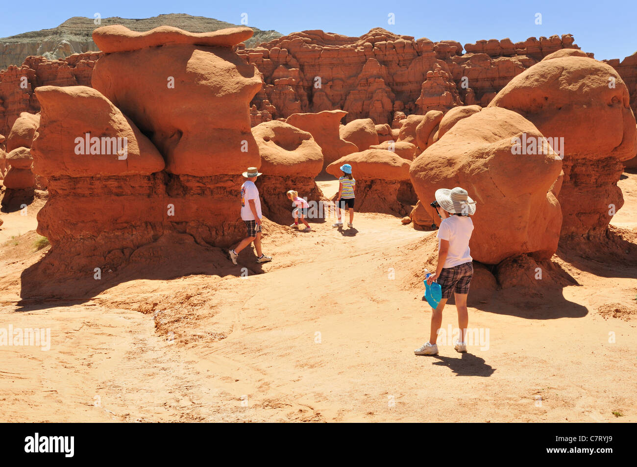 Une femme cesse de photographier sa famille à Goblin Valley State Park, Utah Banque D'Images