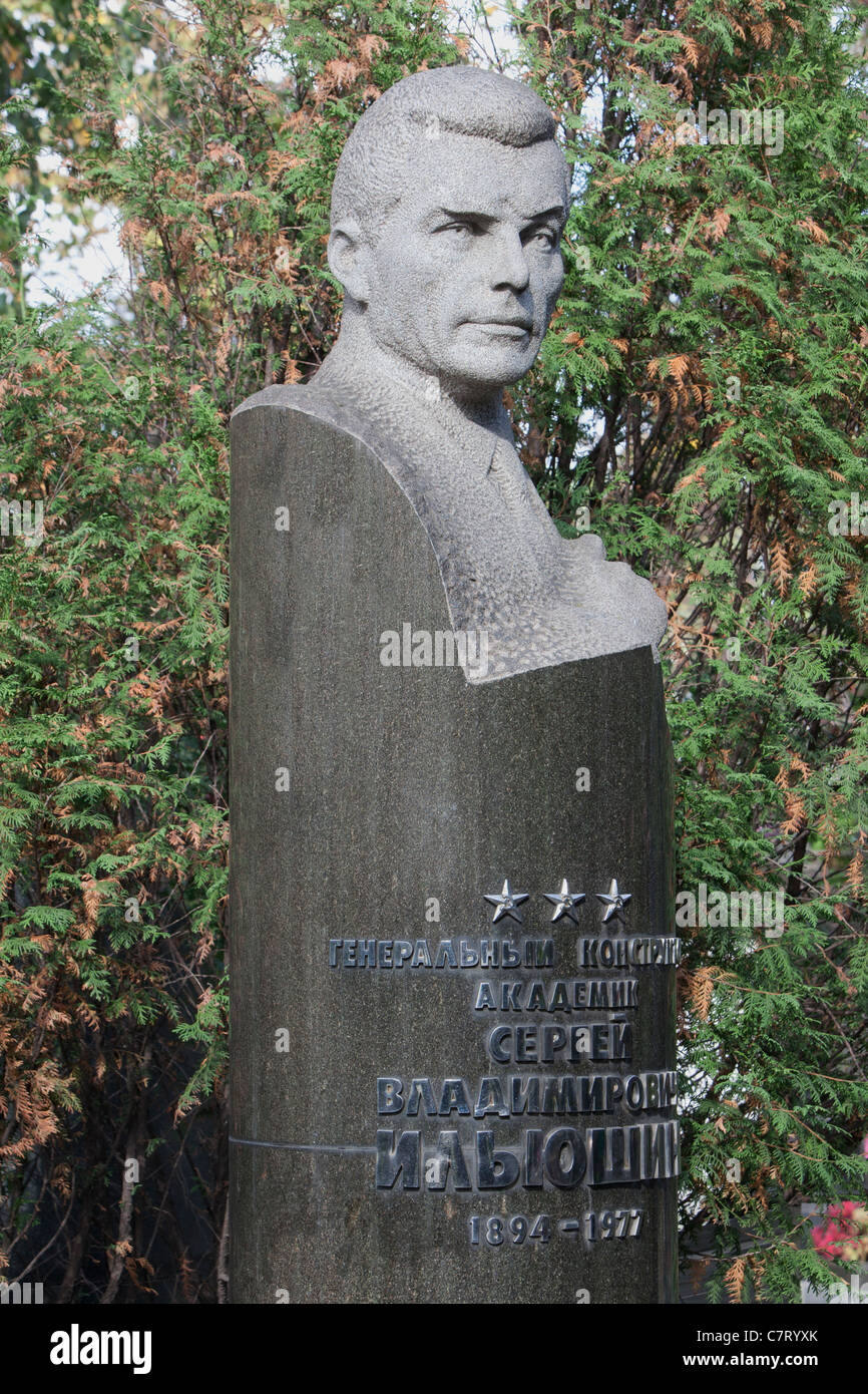 Tombe de l'avion soviétique designer Sergey Ilyushin au cimetière Novodievitchi à Moscou, Russie Banque D'Images