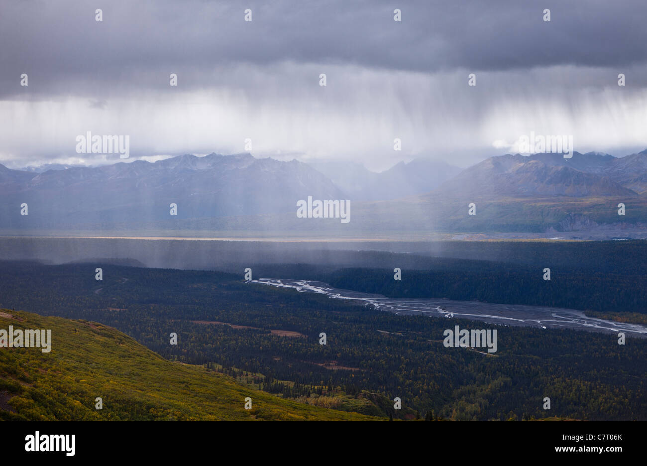 DENALI STATE PARK, Alaska, USA - tempête dans la vallée de la rivière Chulitna, vu de Kesugi Ridge. Banque D'Images