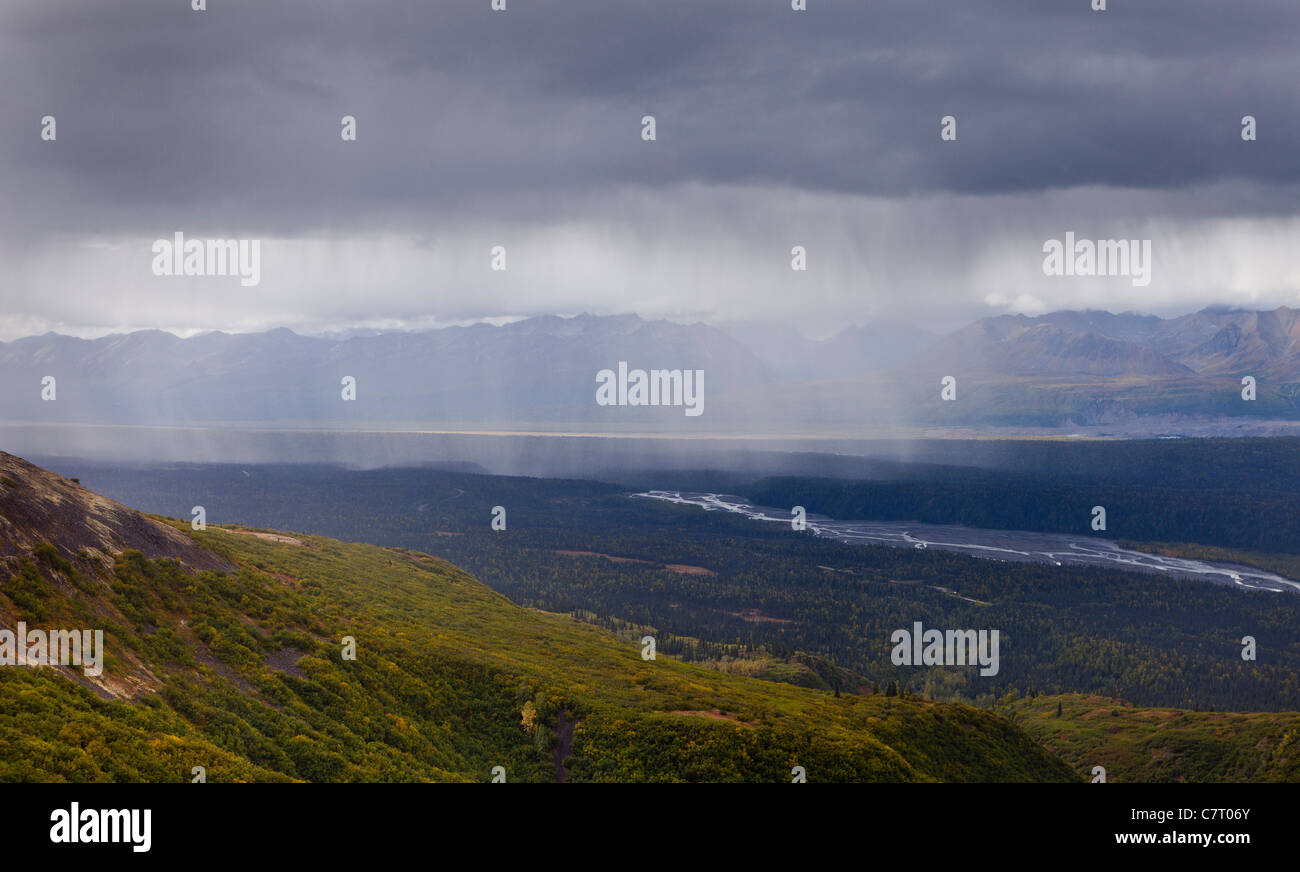 DENALI STATE PARK, Alaska, USA - tempête dans la vallée de la rivière Chulitna, vu de Kesugi Ridge. Banque D'Images