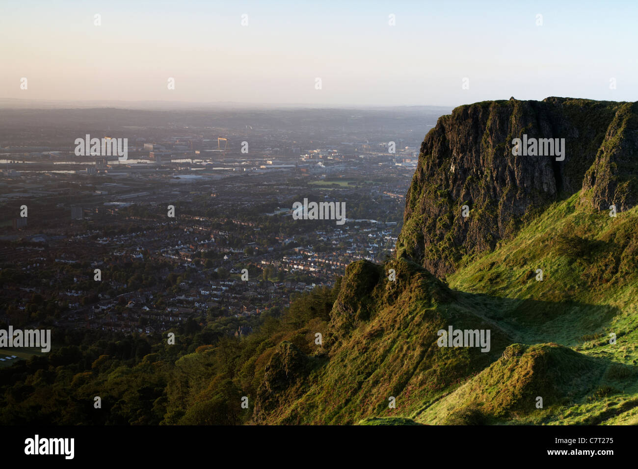 Tôt le matin, vue du haut de la colline surplombant fort McArts grotte et Belfast, Belfast, Irlande du Nord, Royaume-Uni Banque D'Images