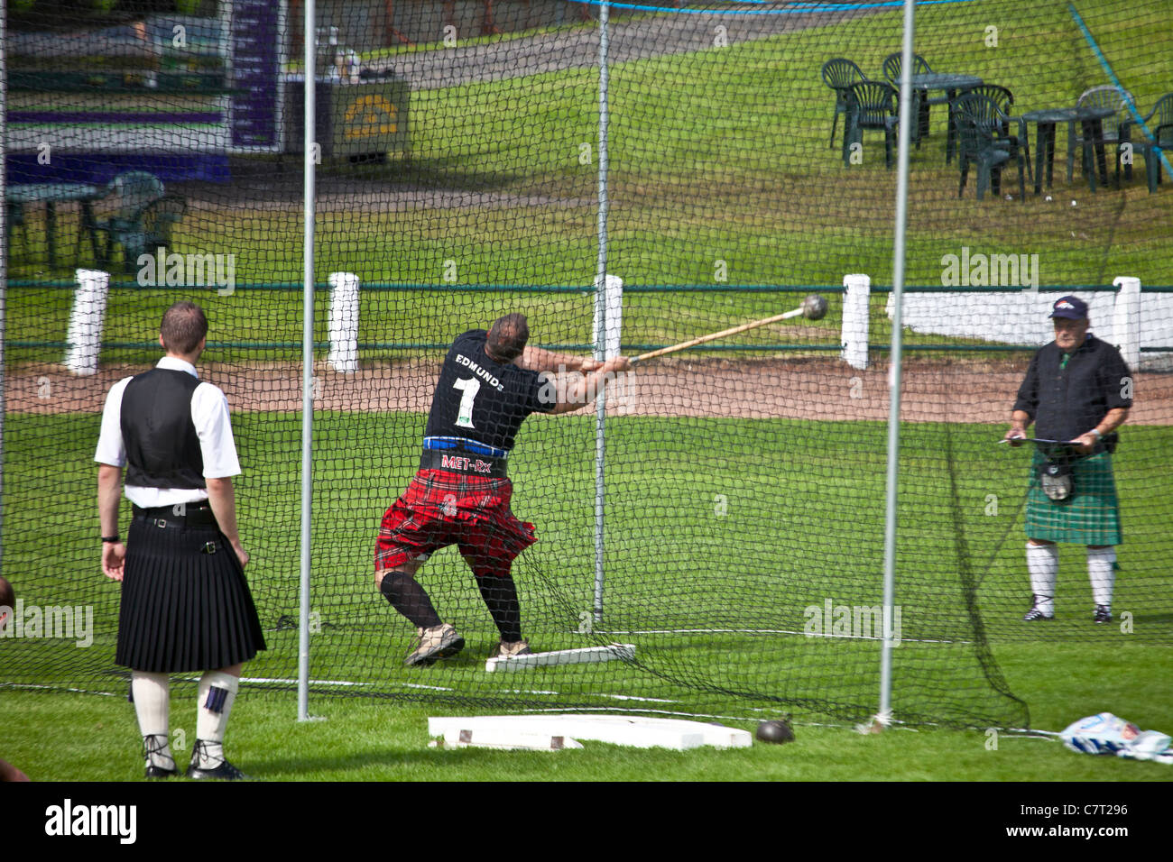 Gregor Edmunds, athlète à fort grammage et homme fort, jeter le marteau de Cowal Highland Gathering, 2011, Dunoon. Banque D'Images