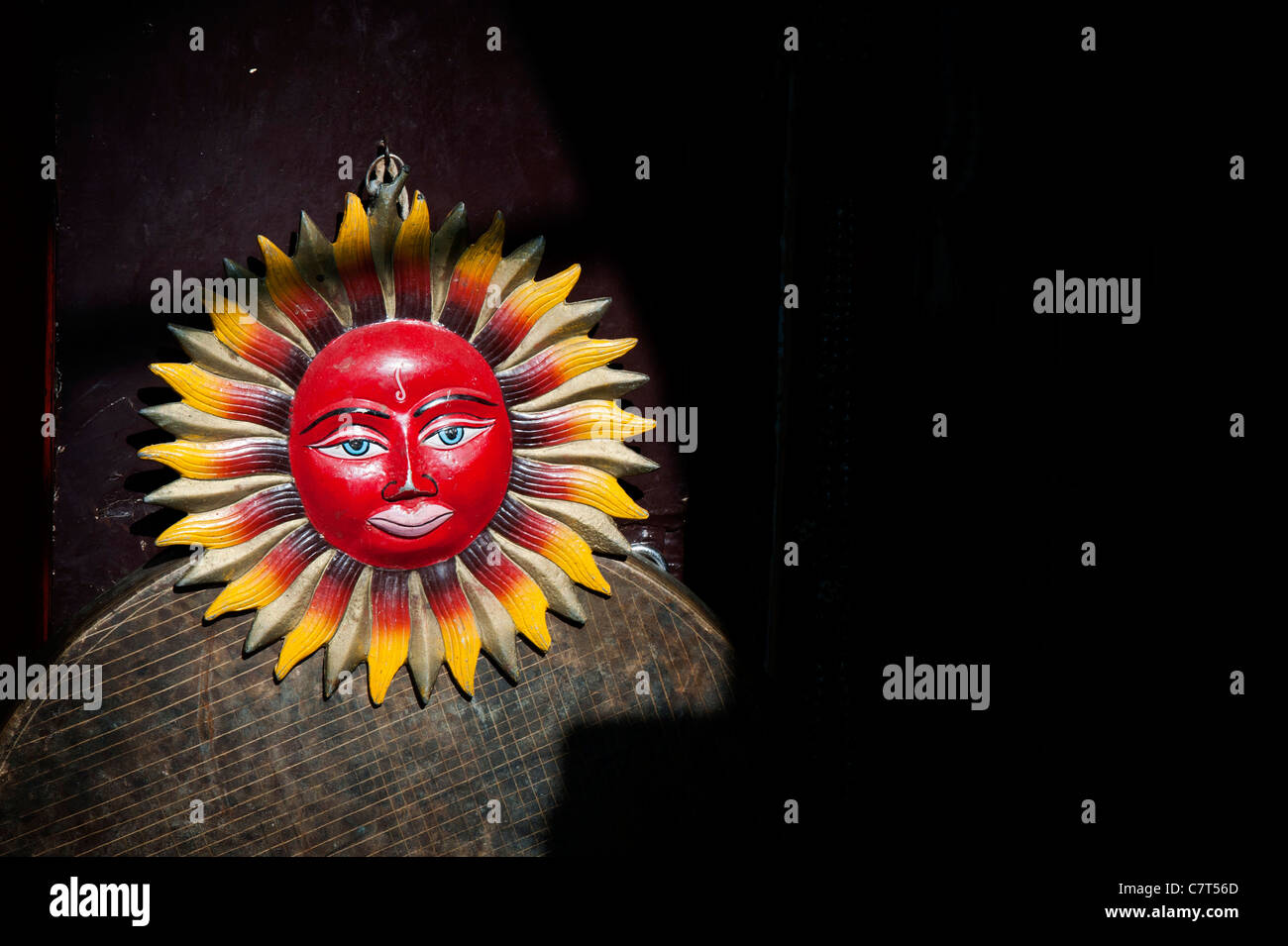 Plaque murale métal soleil tibétain. L'Inde Banque D'Images