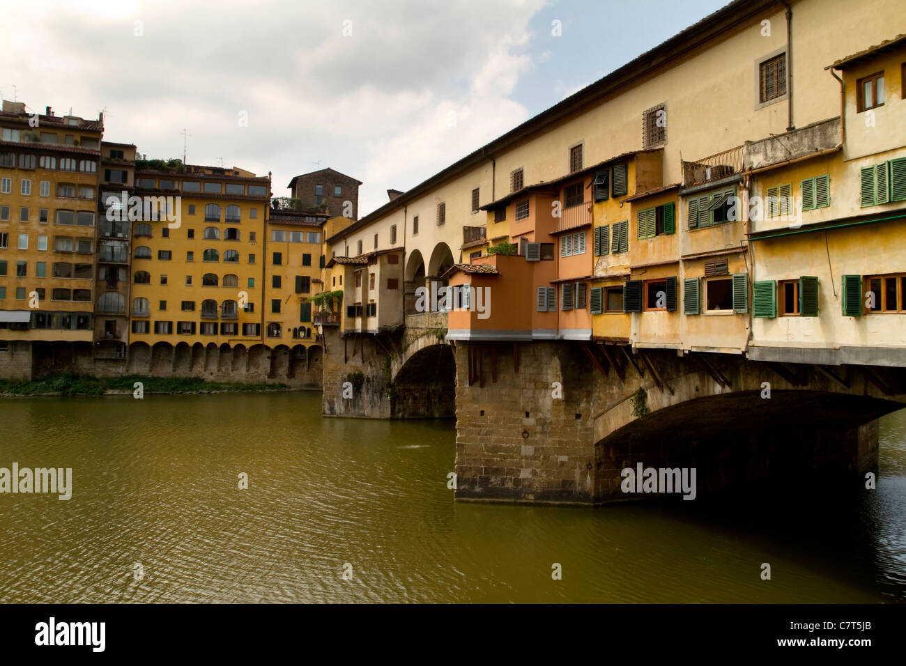 Arno à Florence Italie avec maisons Ponte Veccio vu de profil. Tous les signes et les ID des clonés. Banque D'Images