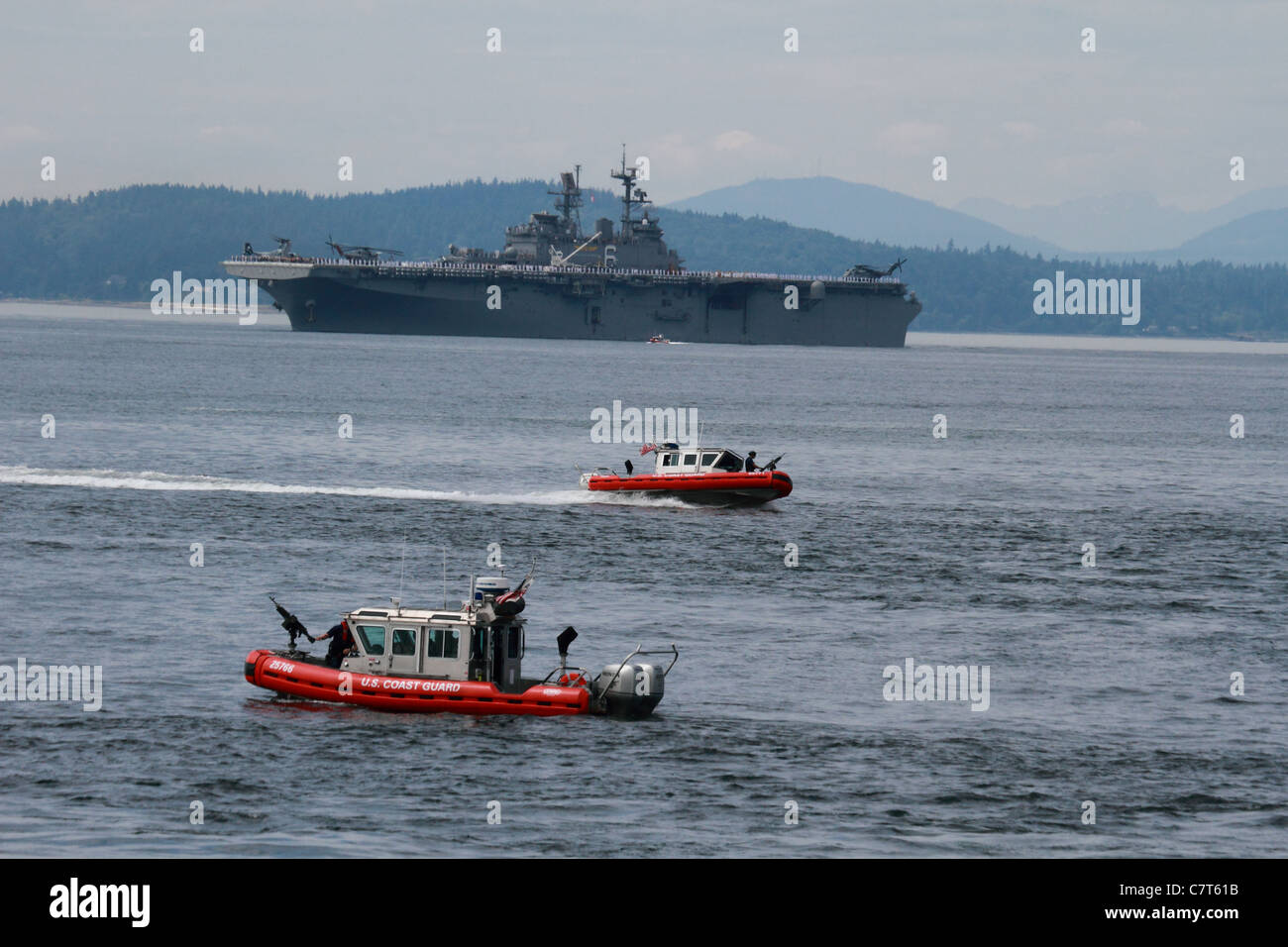Bateaux de patrouille de la Garde côtière américaine fixant la voie à l'assaut amphibie USS Bonhomme Richard LHD-6 à quai à Seattle Banque D'Images