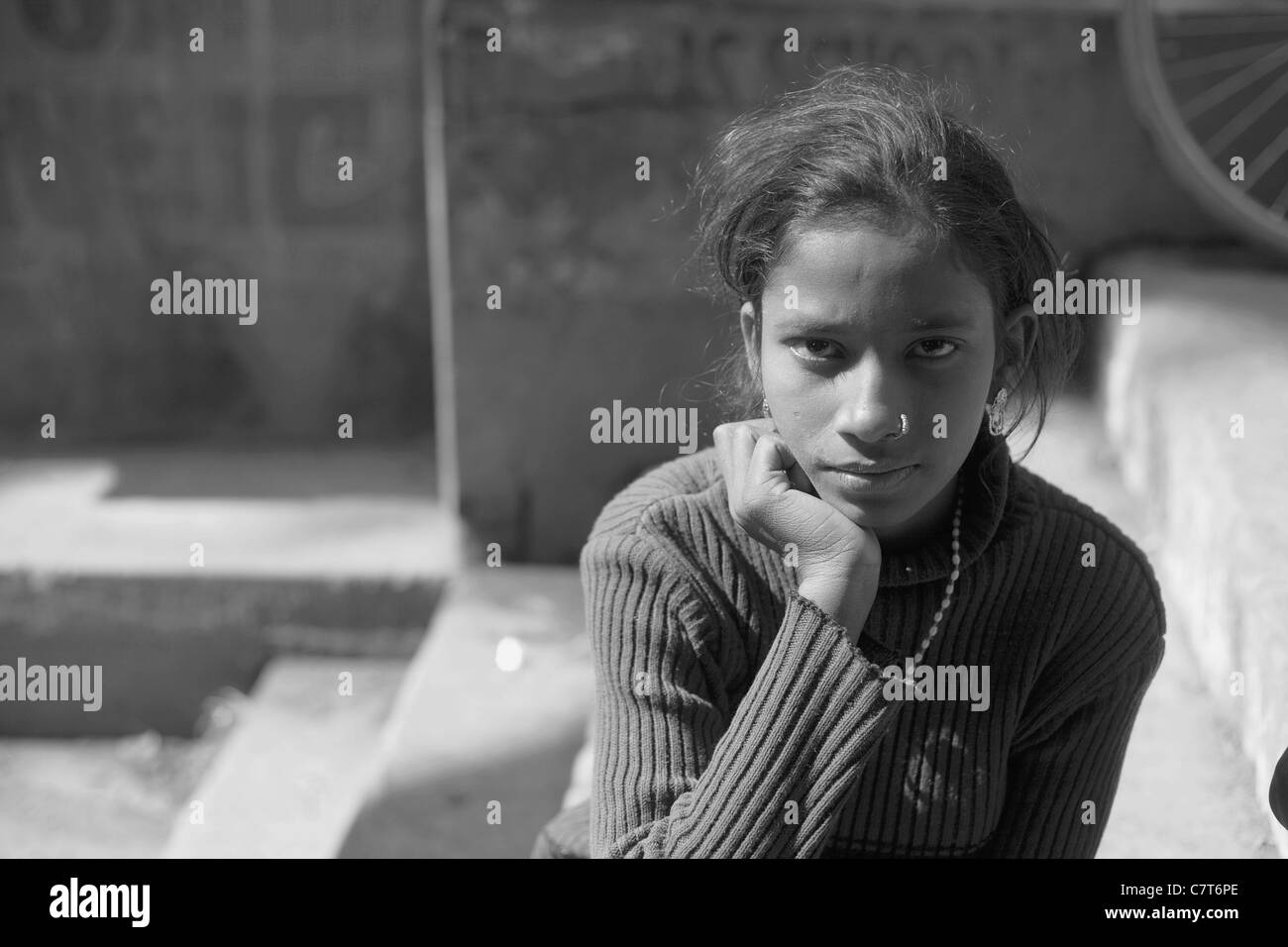 Une jeune fille de Varanasi, Inde dans l'état de l'Uttar Pradesh Banque D'Images