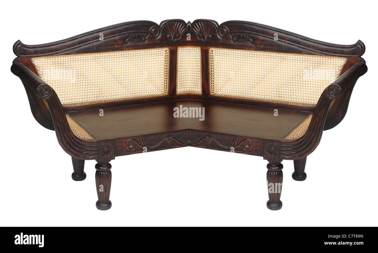 Un banc en bois solitaire contre une brique arrière-plan. Banque D'Images