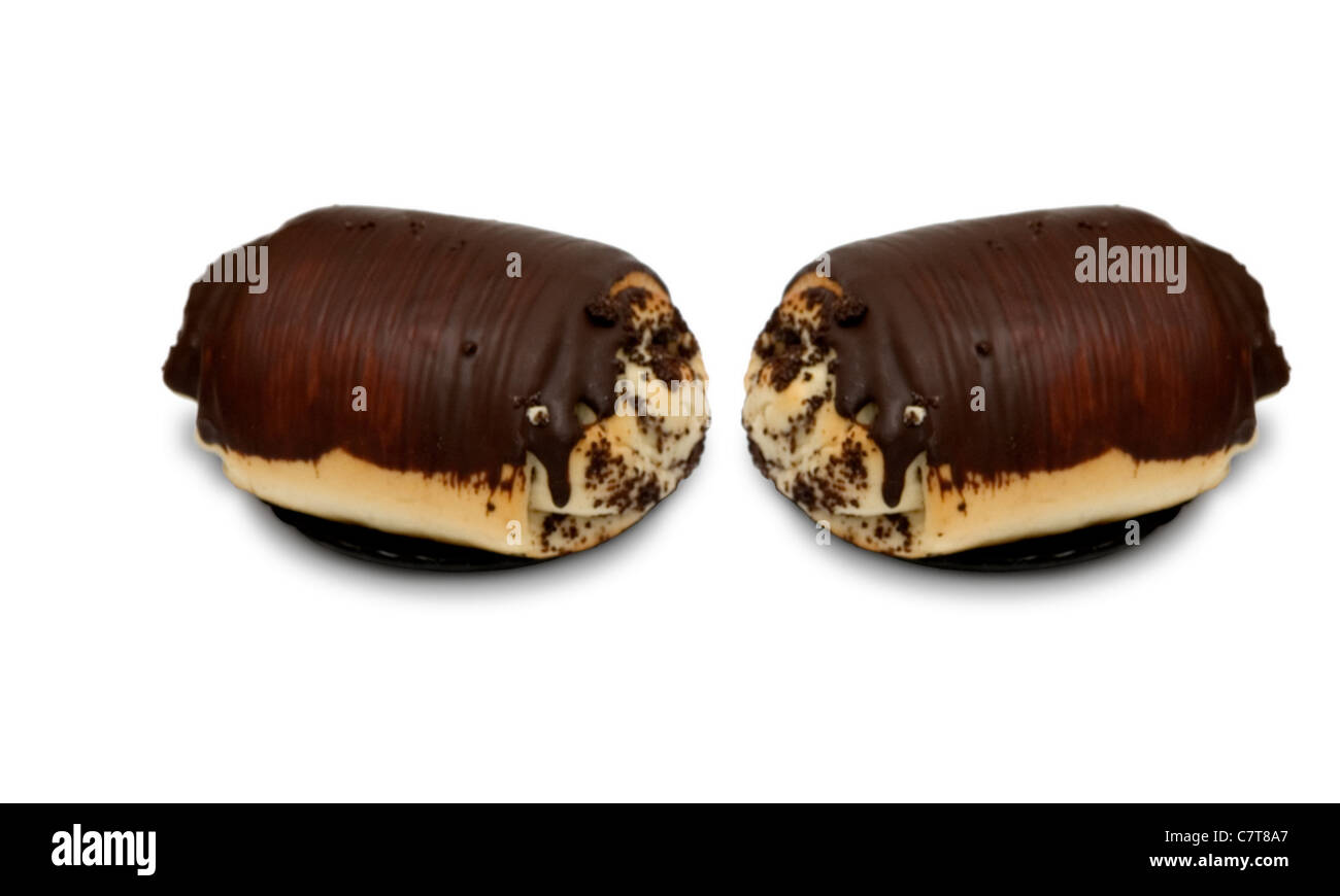 Deux rouleaux de chocolat avec coquelicot sur fond blanc Banque D'Images