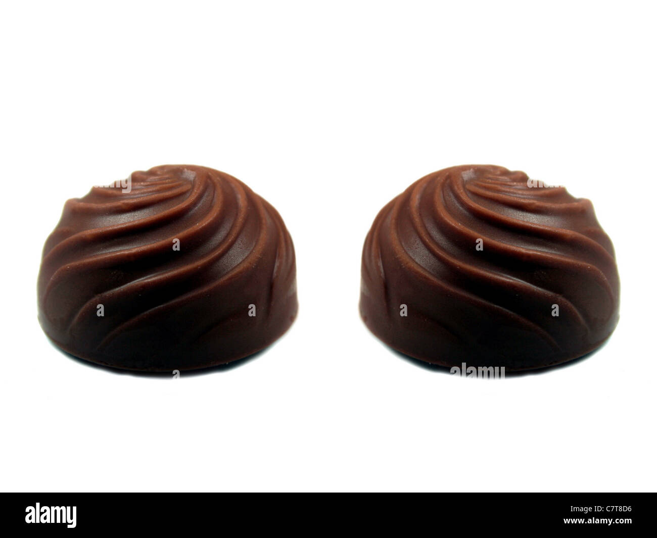 Deux bonbons Chocolat isolé sur fond blanc. Banque D'Images