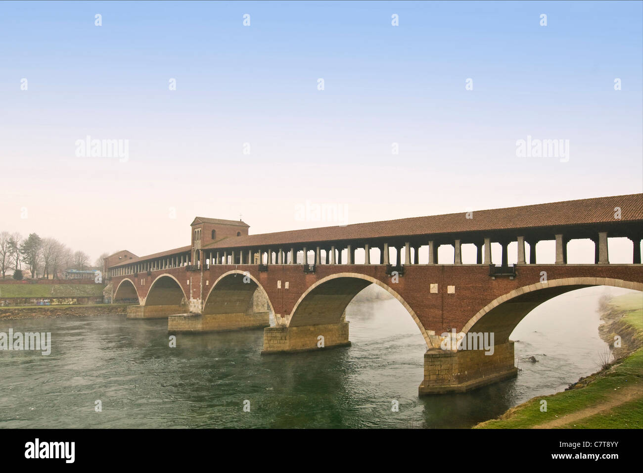 L'Italie, Lombardie, Pavie, le Ponte Coperto sur le fleuve Ticino Banque D'Images