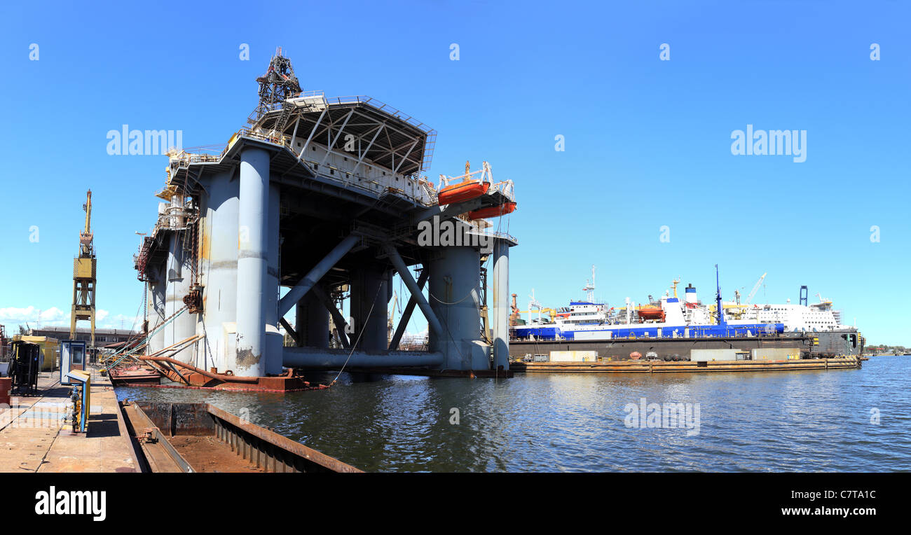 Plate-forme pétrolière dans le chantier naval de Gdansk, Pologne. Banque D'Images