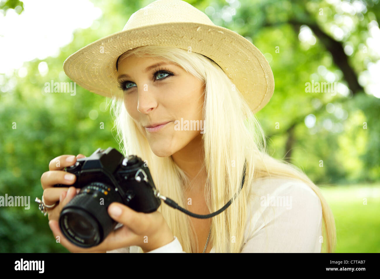 Portrait d'une femme magnifique avec un appareil photo. Banque D'Images