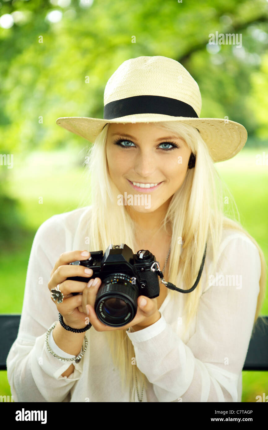 Portrait d'une jolie fille avec un appareil photo REFLEX. Banque D'Images