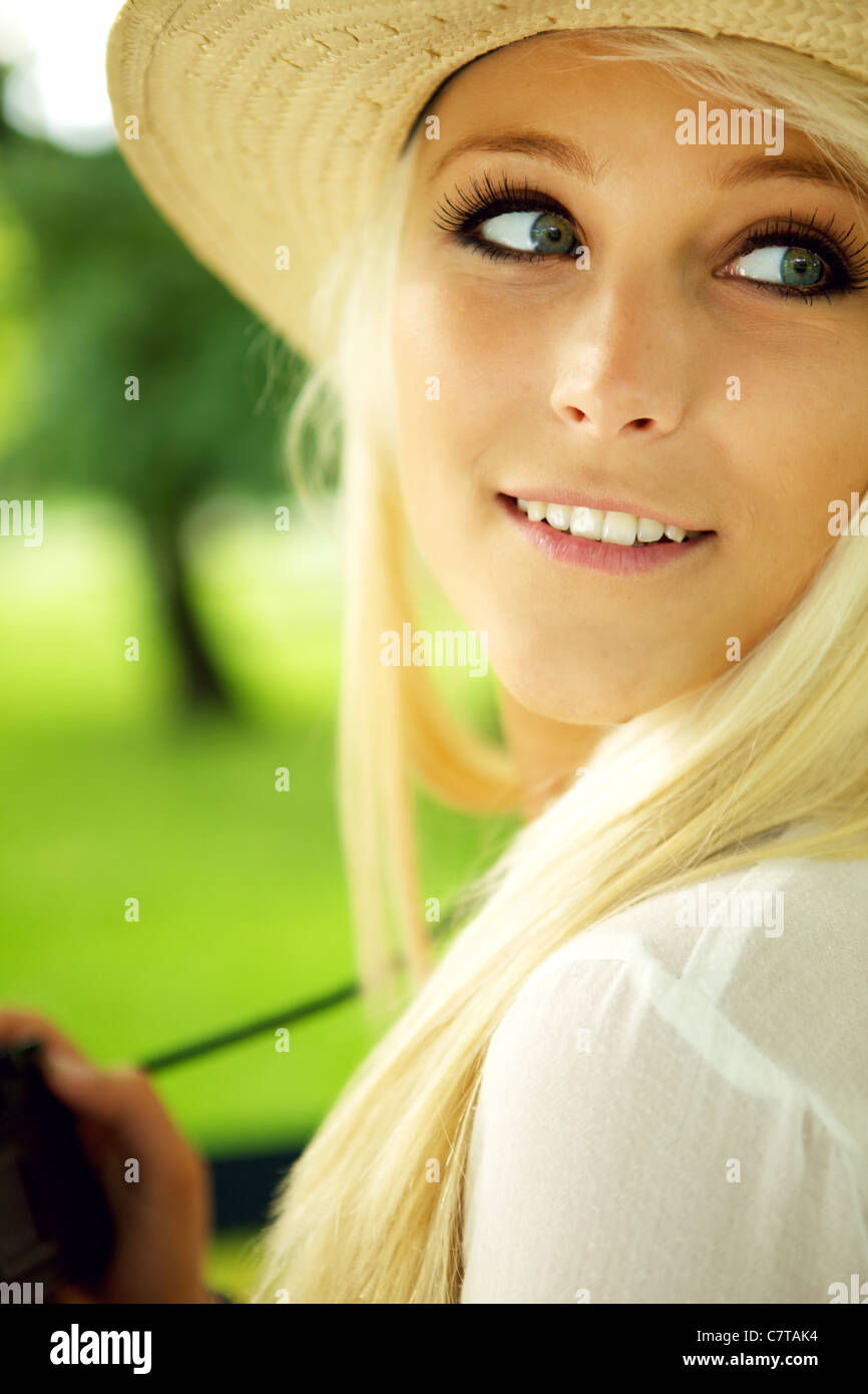 Close-up portrait of young woman with camera Banque D'Images