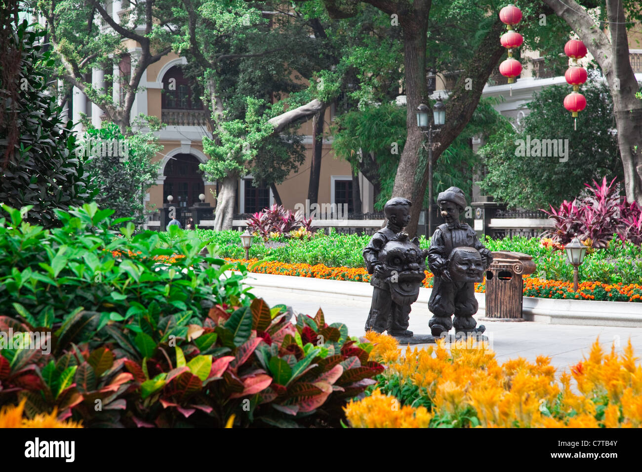 Les statues de bronze parmi les jardins et de vieux bâtiments coloniaux sur l'île de Shamian Guangzhou, Chine. Banque D'Images