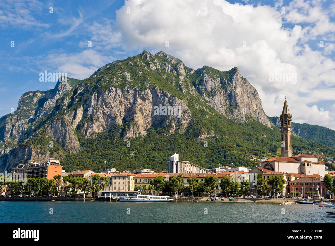 L'Italie, la Lombardie, le Lac de Lecco et de la ville Banque D'Images