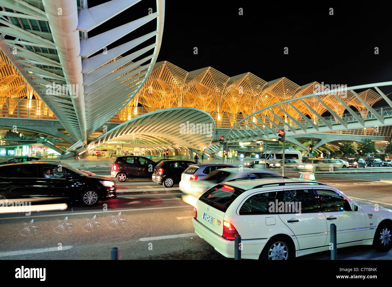 Portugal, Lisbonne : lumineux nocturne garé Gare do Oriente Banque D'Images