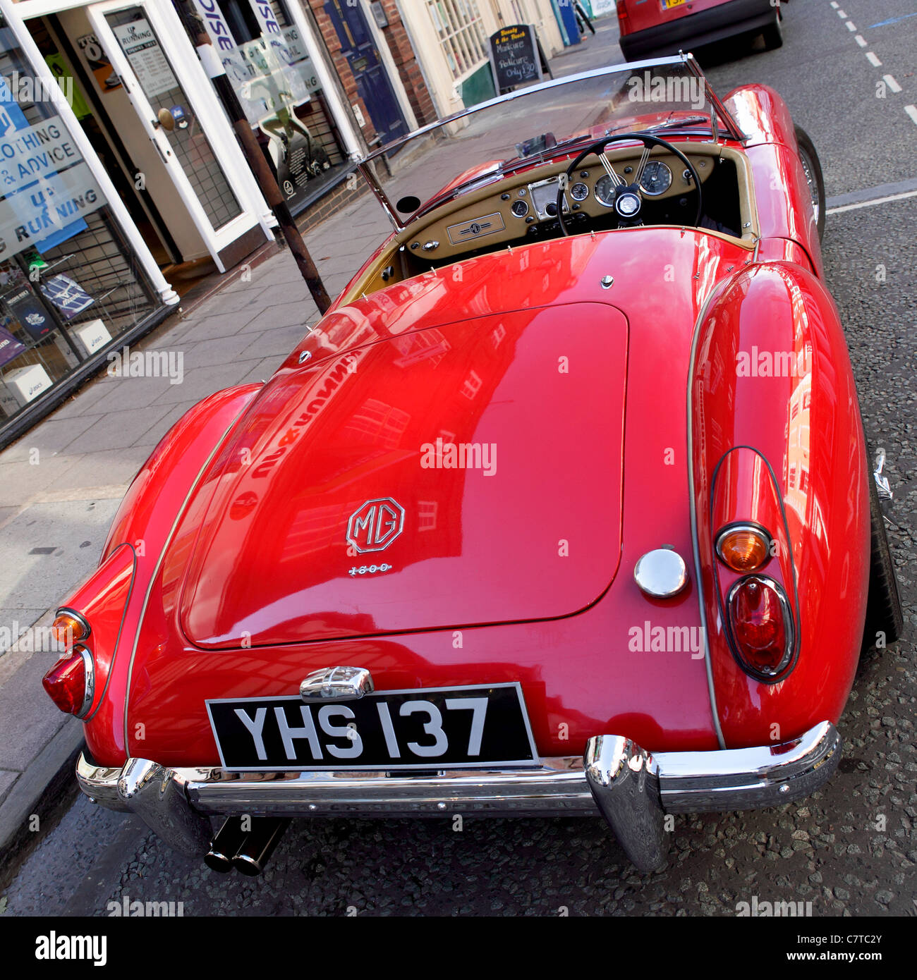 Mg mga 1600,bel exemple de la voiture de sport britannique classique,liveried en rouge et en vue d'un aspect arrière. Banque D'Images