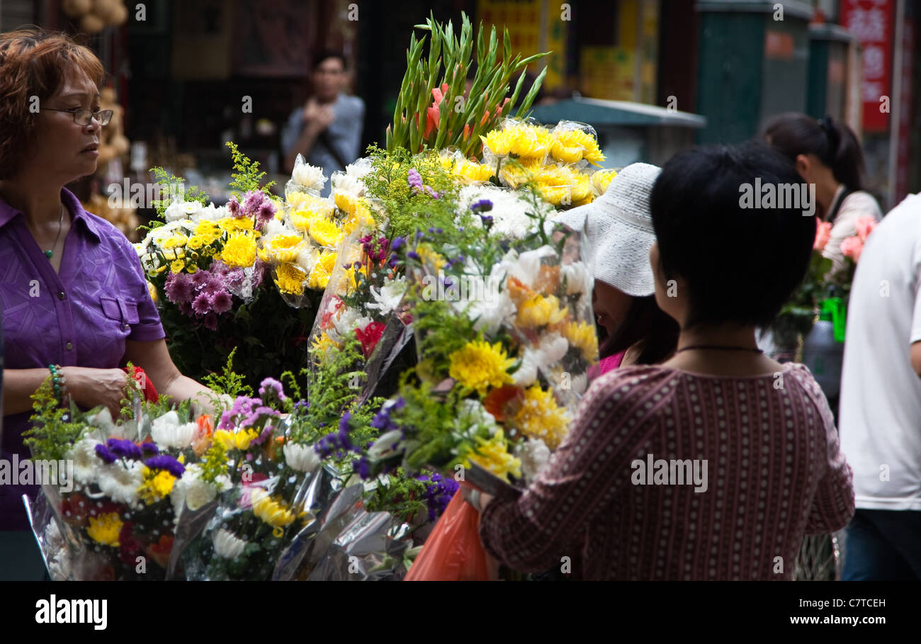 Marchande de fleurs sur les rues du vieux quartier de Tianhe à Guangzhou Banque D'Images