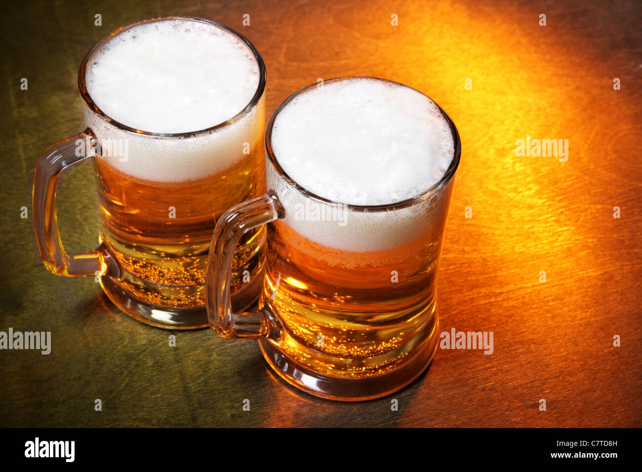 Verres close up on wooden table Banque D'Images