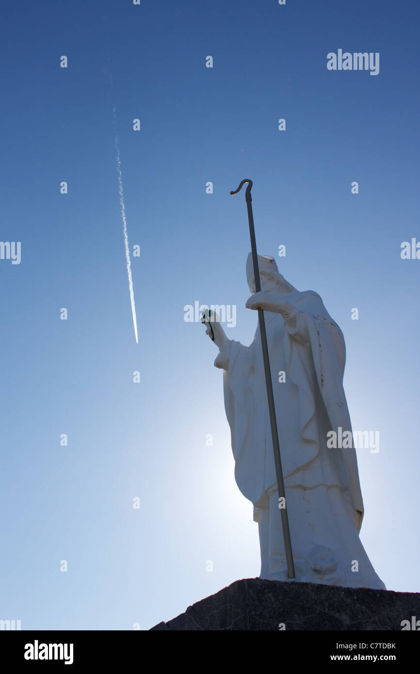 La statue de St Patrick avec le bleu du ciel et de la montagne Croagh Patrick dans l'arrière-plan Banque D'Images