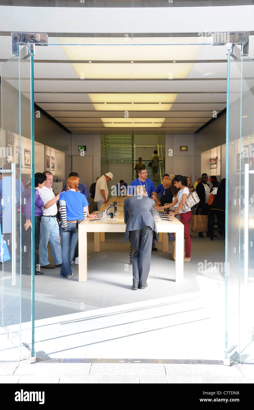 Dans l'Apple store, Princesshay Exeter. Banque D'Images