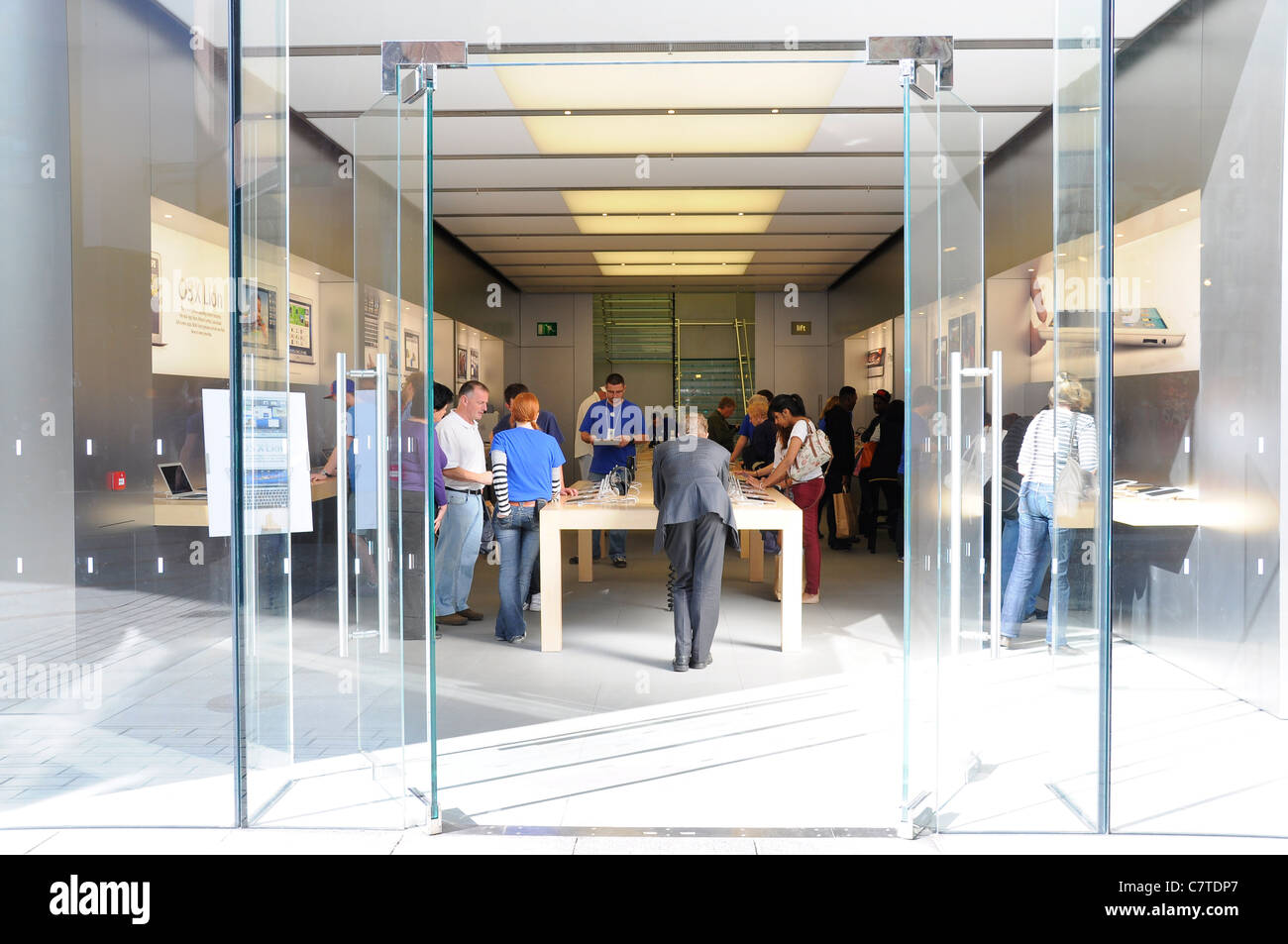 Dans l'Apple store, Princesshay Exeter. Banque D'Images