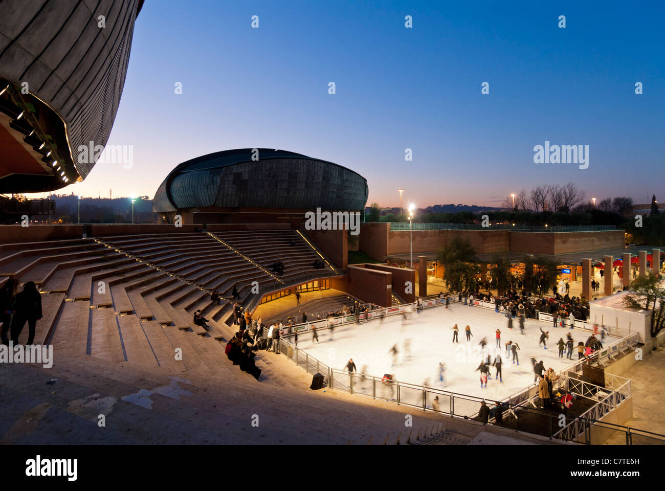 Rome. L'Italie. Patin à glace à l'Auditorium conçu par Renzo Piano (Parco della Musica). Banque D'Images