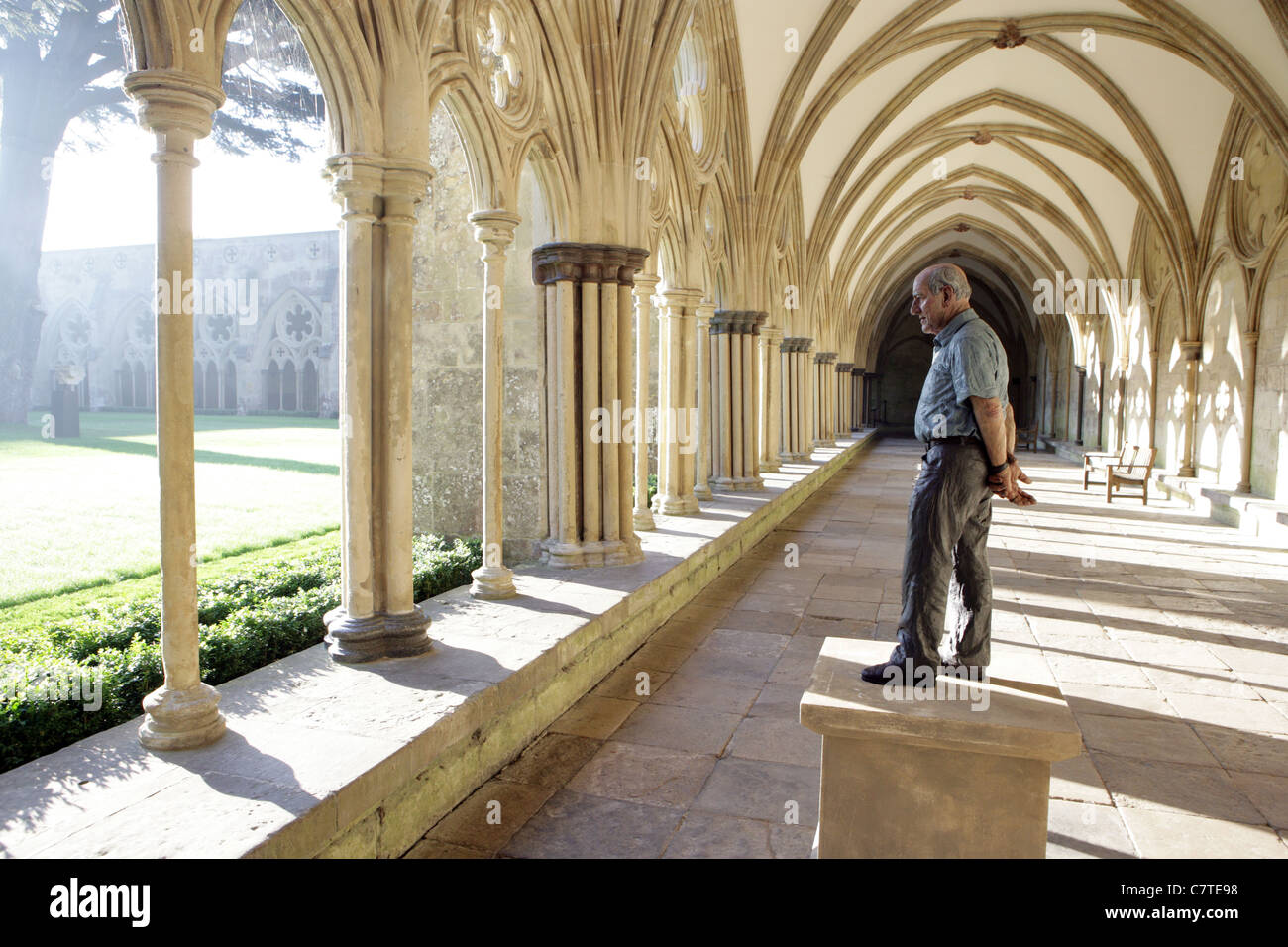 Oeuvre sans titre par le sculpteur Sean Henry à afficher dans le cloître de la cathédrale de Salisbury, Wiltshire, Royaume-Uni. Banque D'Images