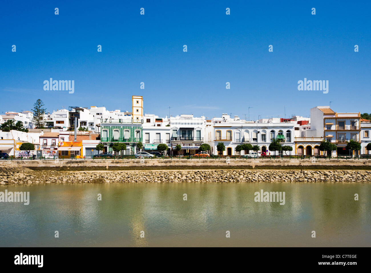 À la recherche de l'autre côté de la rivière à Ayamonte, Costa De La Luz, Espagne Banque D'Images