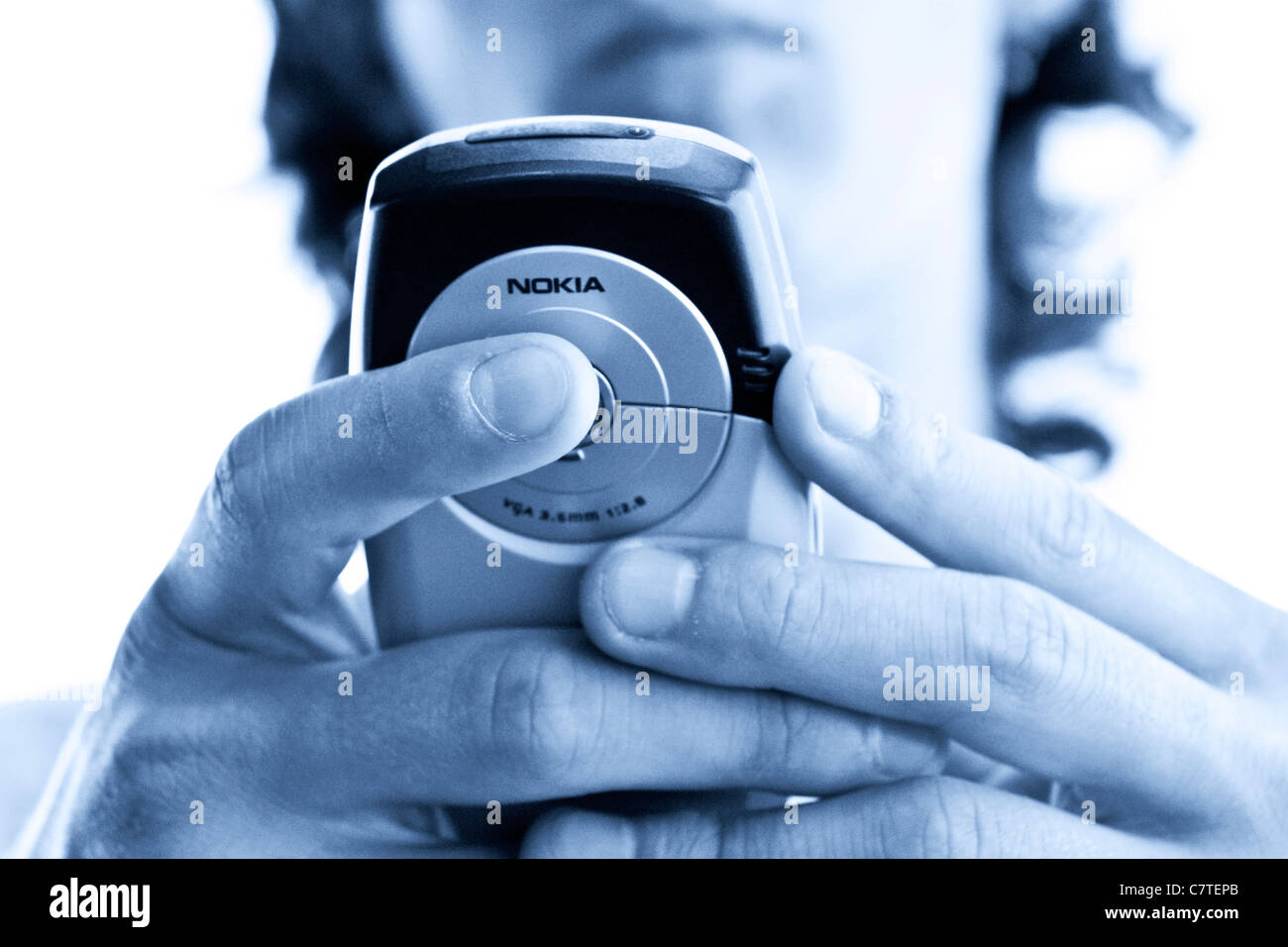 Man's hands with mobile phone Banque D'Images