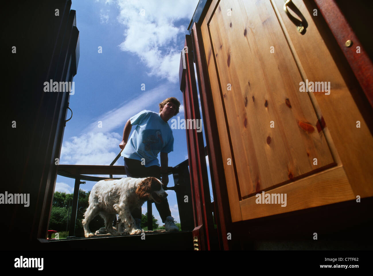 Femme et chien sur 15-04 ordre croissant Serrures Tardebigge Banque D'Images