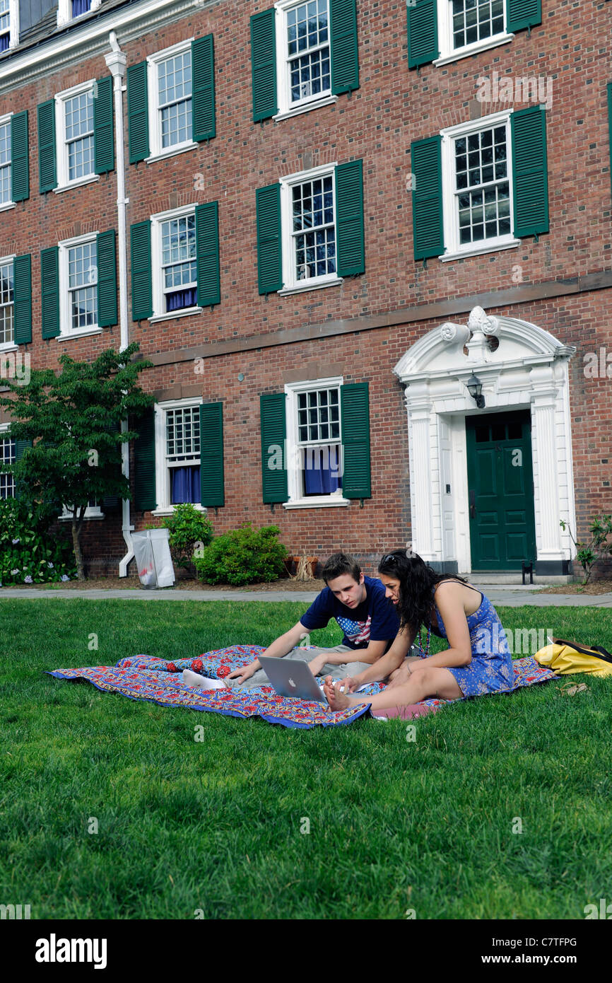 L'université de Yale les élèves qui fréquentent l'école d'été sur un ordinateur Apple à l'extérieur Banque D'Images