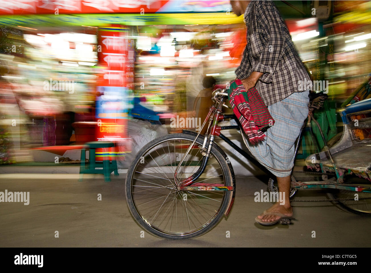 Le Bangladesh, en pousse-pousse, Bogra street at night Banque D'Images