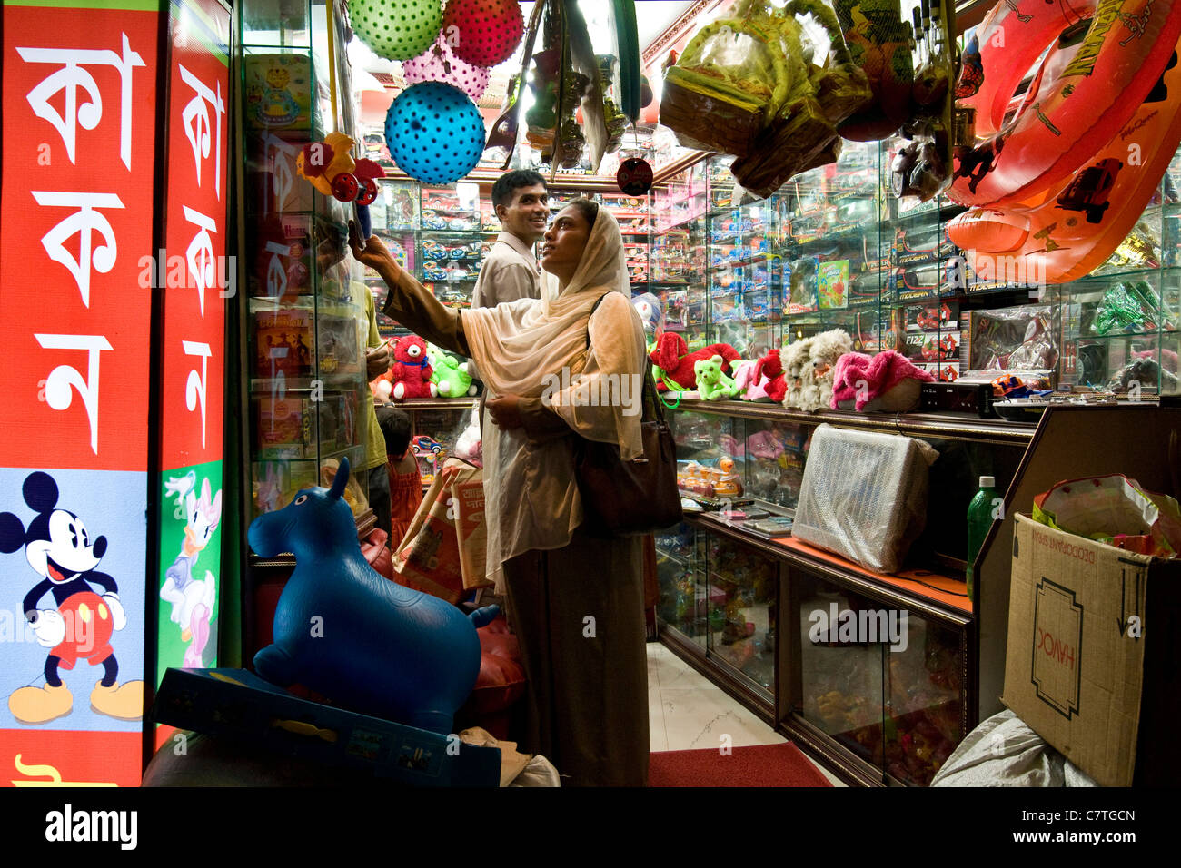 Le Bangladesh, Bogra, femme dans un shop Banque D'Images