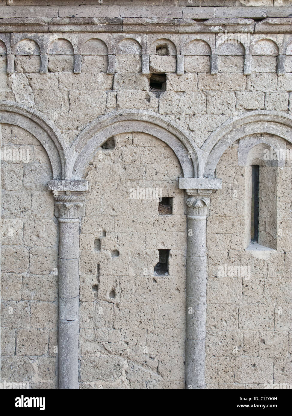 "Bandes lombardes" et lesene dans la basilique de San Pietro, Tuscania Italie centrale. Banque D'Images
