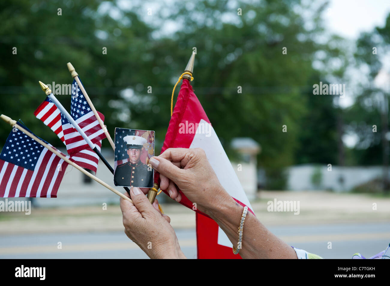 Grand-mère d'un marin montre son soutien à l'enterrement d'un caporal de Marine Travis M. Nelson. Banque D'Images