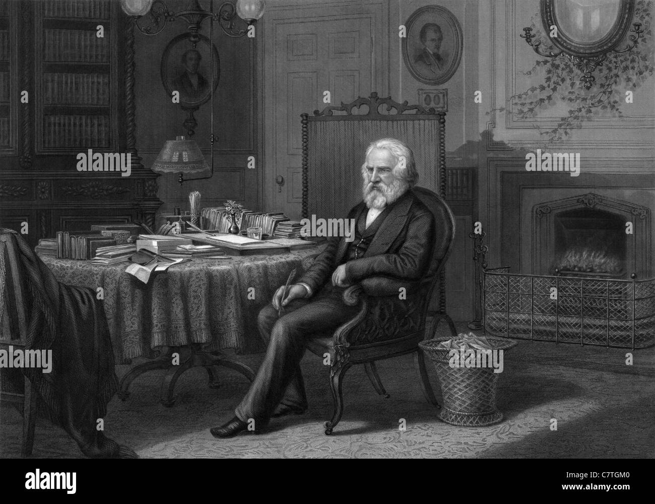Gravure portrait Vintage circa 1880 d'éducateur et poète américain Henry Wadsworth Longfellow (1807 - 1882) assis dans son étude. Banque D'Images
