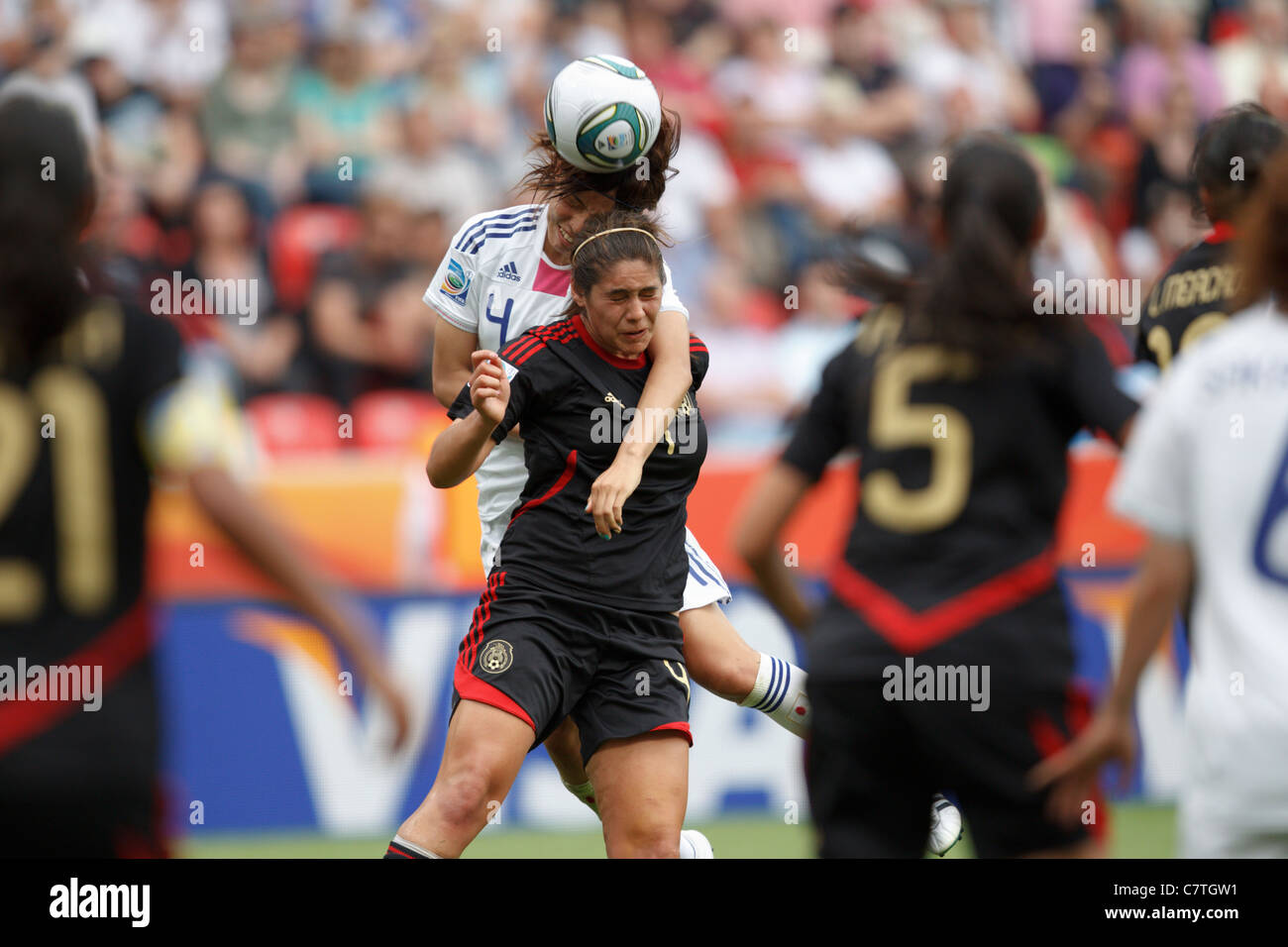 Saki Kumagai du Japon (l) remporte un en-tête plus Garciamendez Alina du Mexique (r) lors d'un 2011 FIFA Women's World Cup Match de football. Banque D'Images