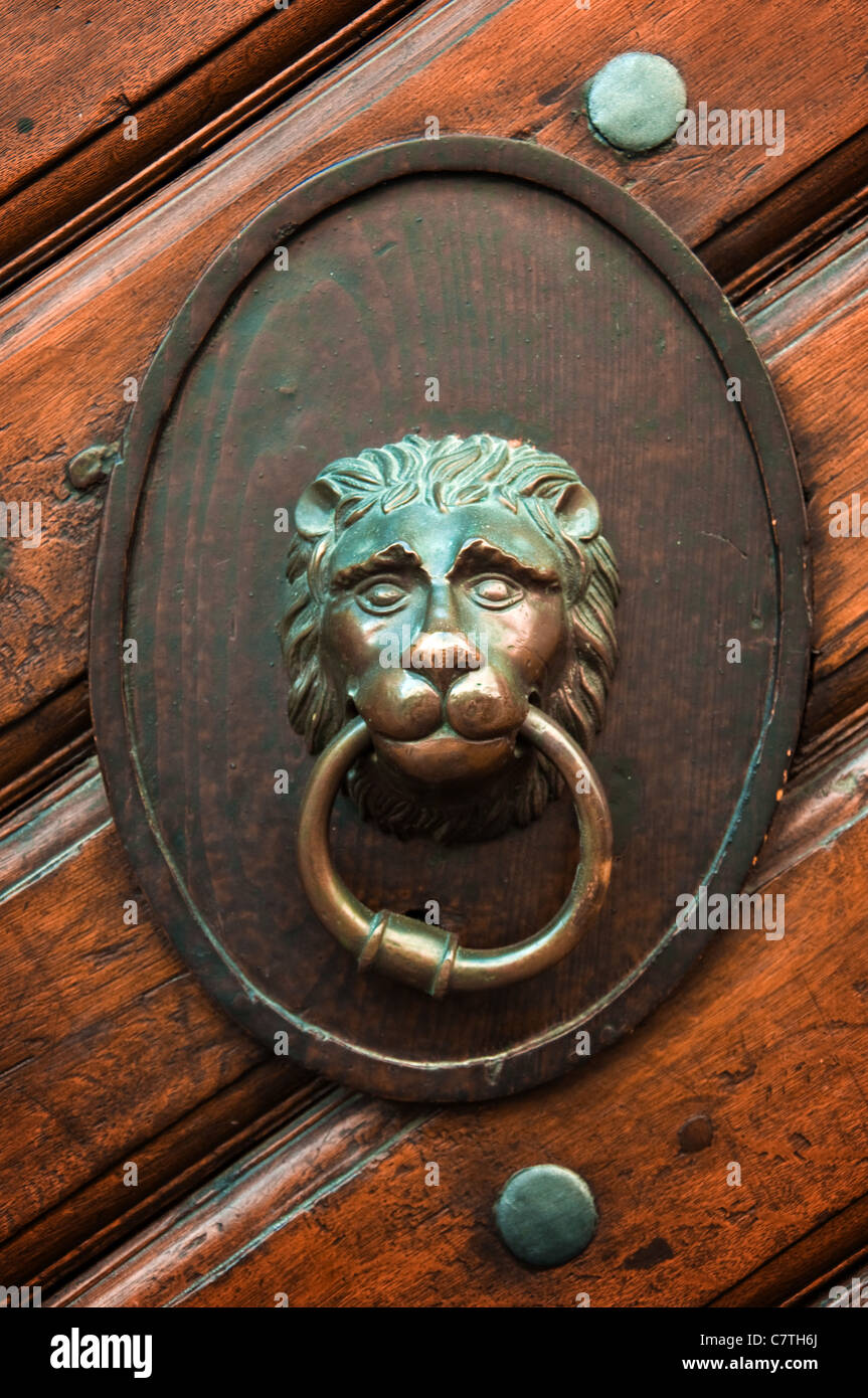 Tête de lion doré décoratif bouton de porte Banque D'Images Tête de lion doré décoratif bouton de porte Banque D'Images
