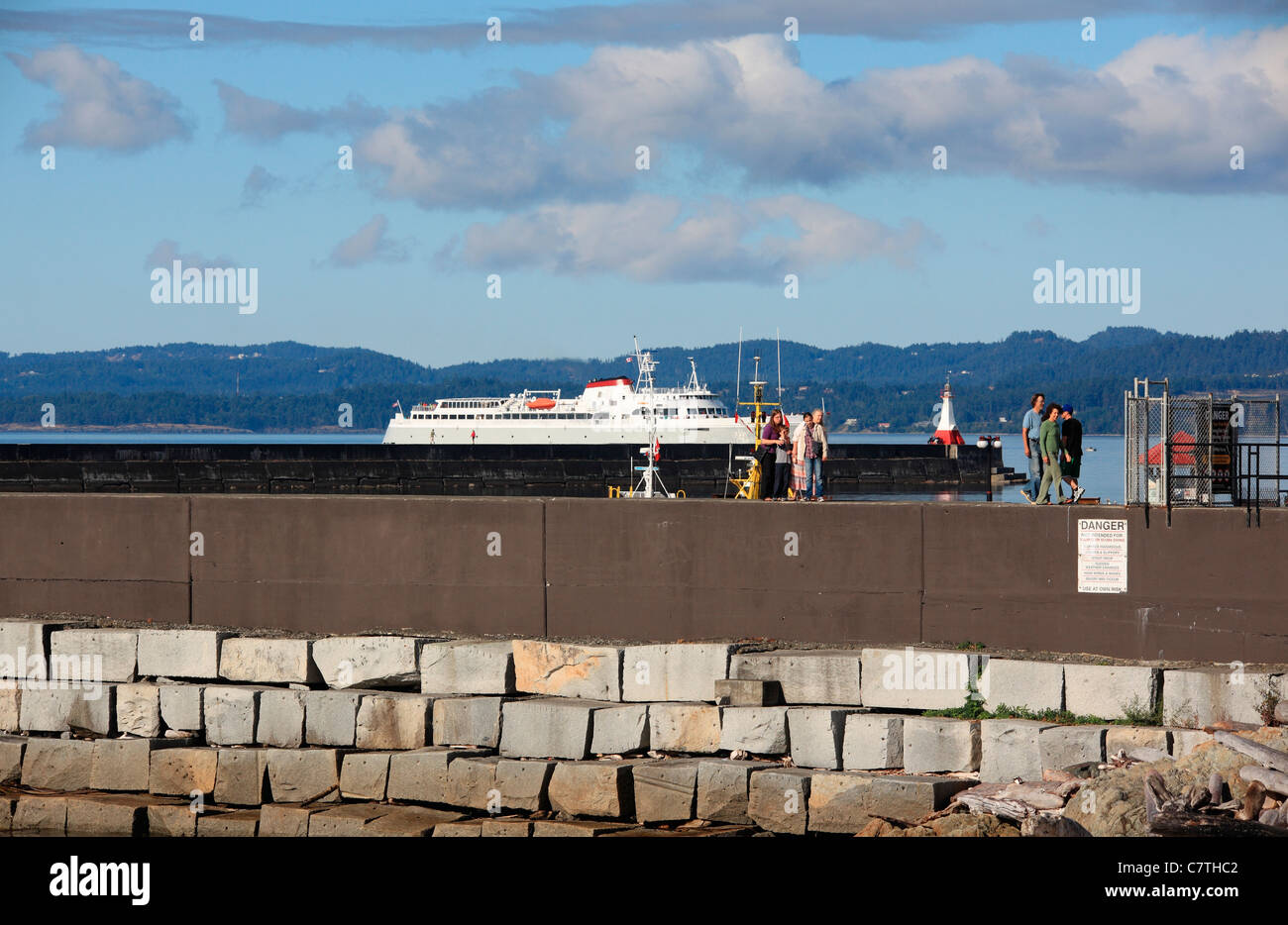 Venant de Coho Ferry dans le port de Victoria à partir de Port Angeles. Ogden Point avec les gens à marcher le long du brise-lames. Banque D'Images