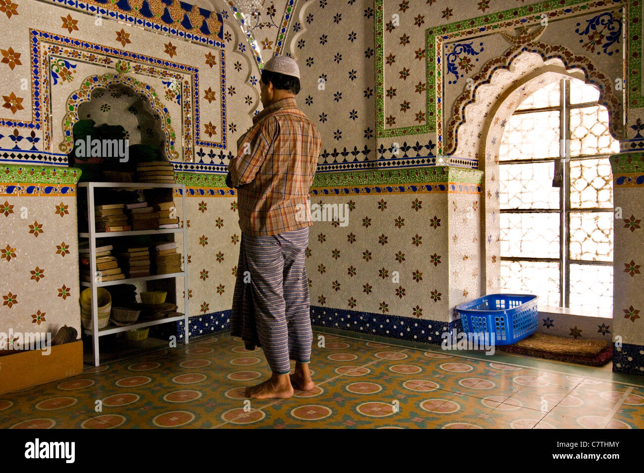 Bangladesh, Dhaka, l'homme de payer dans la mosquée Banque D'Images