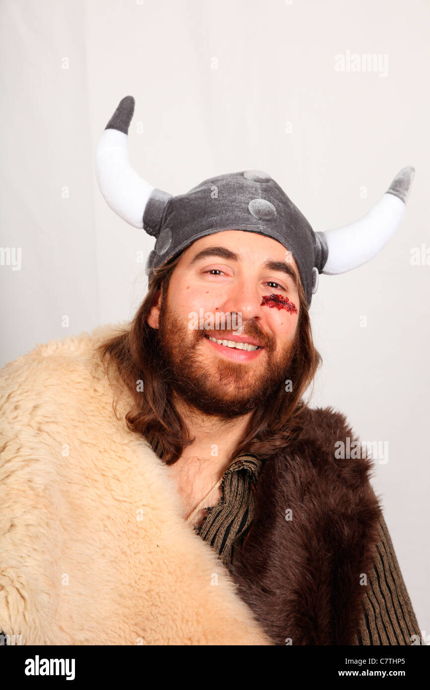 Homme dans un costume de viking Banque D'Images