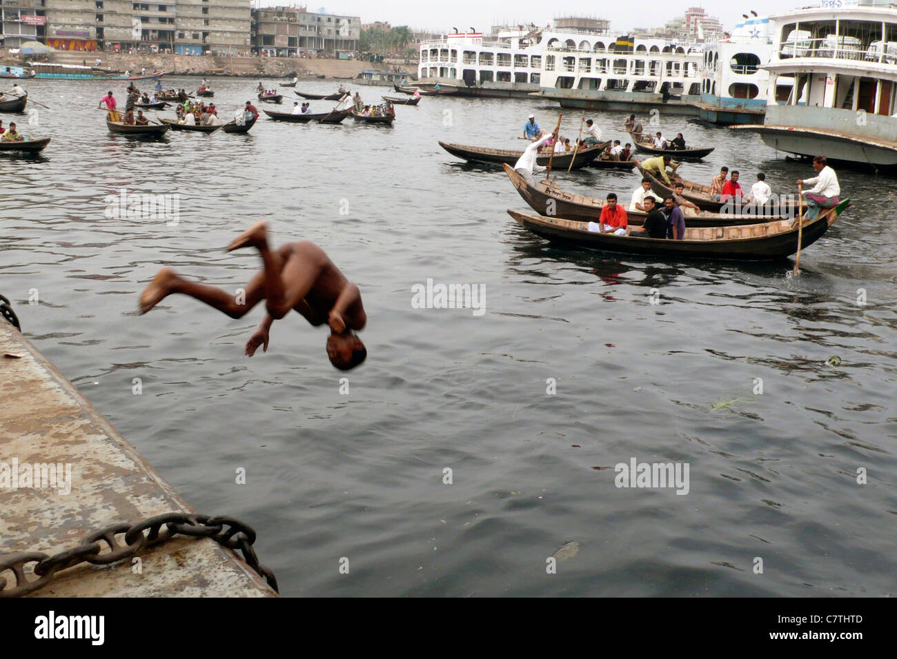 Bangladesh, Dacca. Garçon sautant dans la rivière Buriganga Banque D'Images