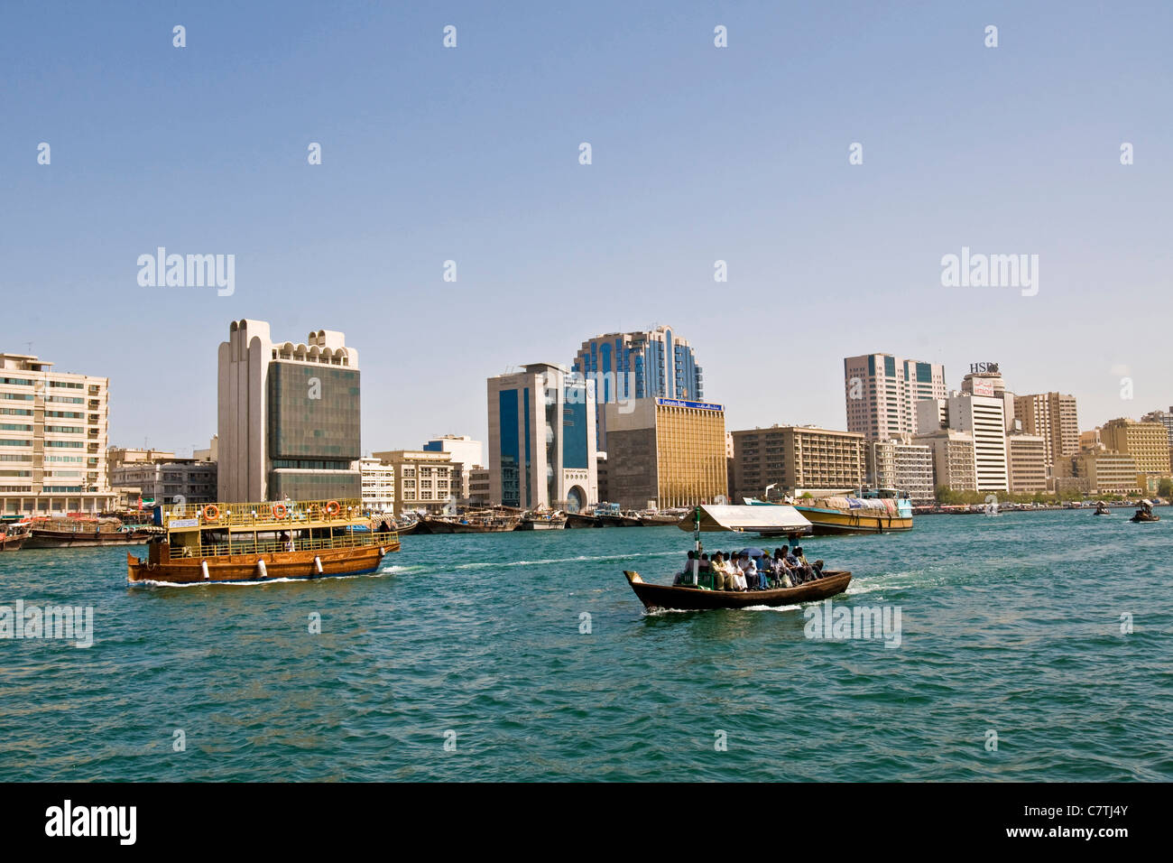 Emirats Arabes Unis, Skyline et bateaux le long de la crique de Dubaï Banque D'Images