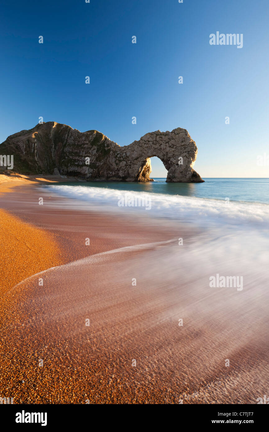 Briser les vagues sur la plage de Durdle Door, Jurassic Coast, Dorset, Angleterre. L'hiver (Janvier) 2011. Banque D'Images