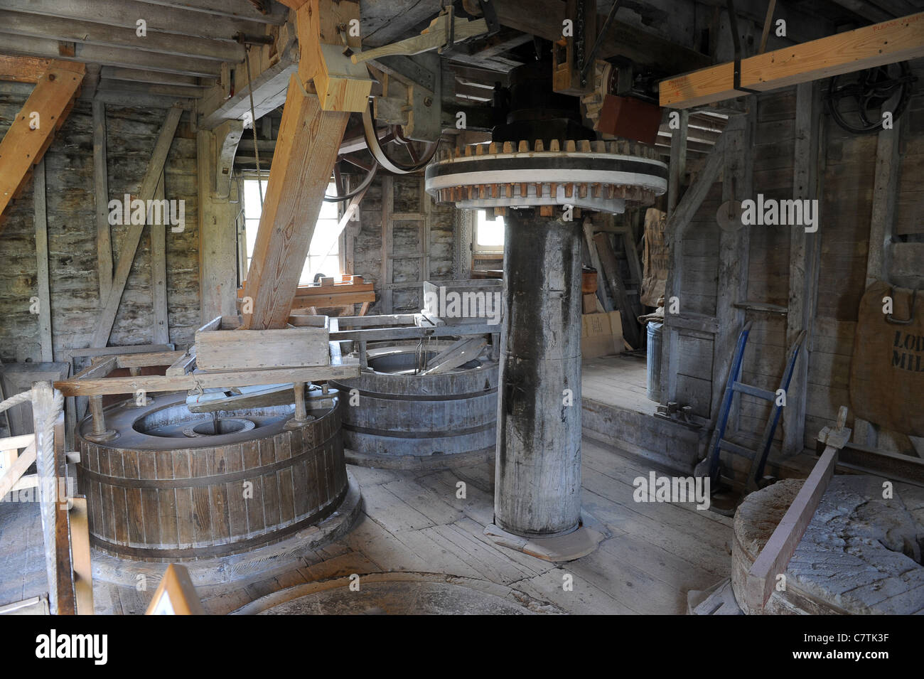 La production de farine dans le dix-huitième siècle traditionnel moulin à eau uk Banque D'Images
