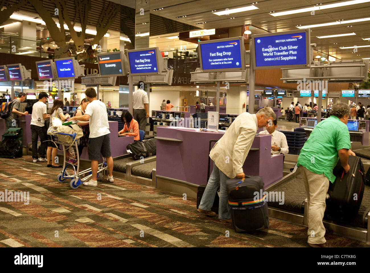 Passagers à l'arrivée de British Airways et bag drop, l'aéroport de Changi à Singapour Banque D'Images