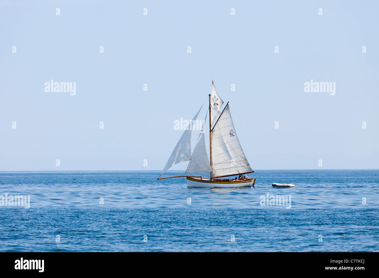 Une huître Falmouth Boat dans les eaux calmes de la baie de Falmouth, Cornwall Banque D'Images